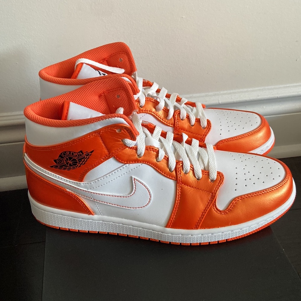 AIR JORDAN 1 MID SE ELECTRO ORANGE